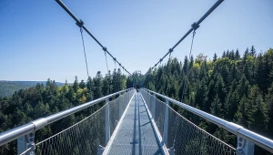 Samorządowcy z gminy Stronie Śląskie chcieliby zbudować najdłuższy, wiszący most linowy na świecie. Obecnie taka instalacja znajduje się w Czechach. Zdj. ilustracyjne