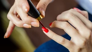 Włoski manicure optycznie wydłuża paznokcie. Jak go zrobić?