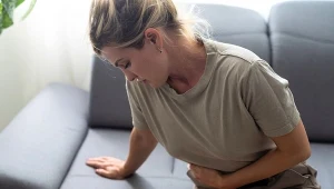 W stłuszczeniu wątroby moją pojawiać się bóle brzucha, nudności i wymioty