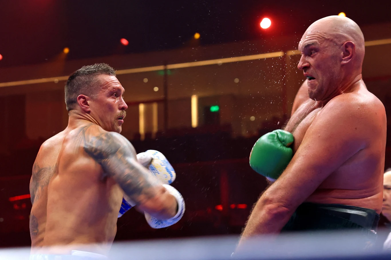 Ołeksandr Usyk (z lewej) i Tyson Fury