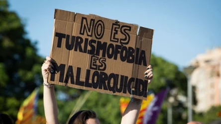 Mieszkańcy Majorki protestują przeciwko masowej turystyce. Żądają między innymi ograniczenia miejsc noclegowych./ Fot. Lipcowy protest w Palma de Mallorca. Napis głosi: "To nie fobia turystyczna, to Majorkobójstwo".