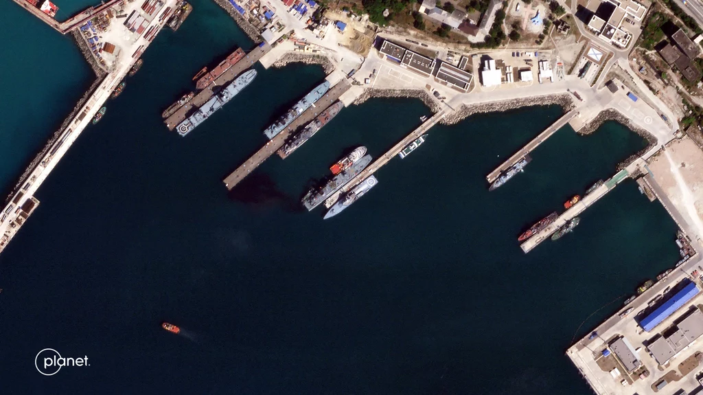 Widok na port w Cieśninie Kerczeńskiej. Ukraińcy mieli przeprowadzić atak na rosyjski prom Widok na port w Cieśninie Kerczeńskiej. Ukraińcy mieli przeprowadzić atak na rosyjski prom