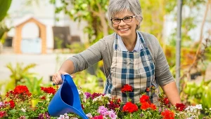 Nie masz czasu, by spędzać godziny w ogrodzie? Te rośliny są mało wymagające i długo kwitną