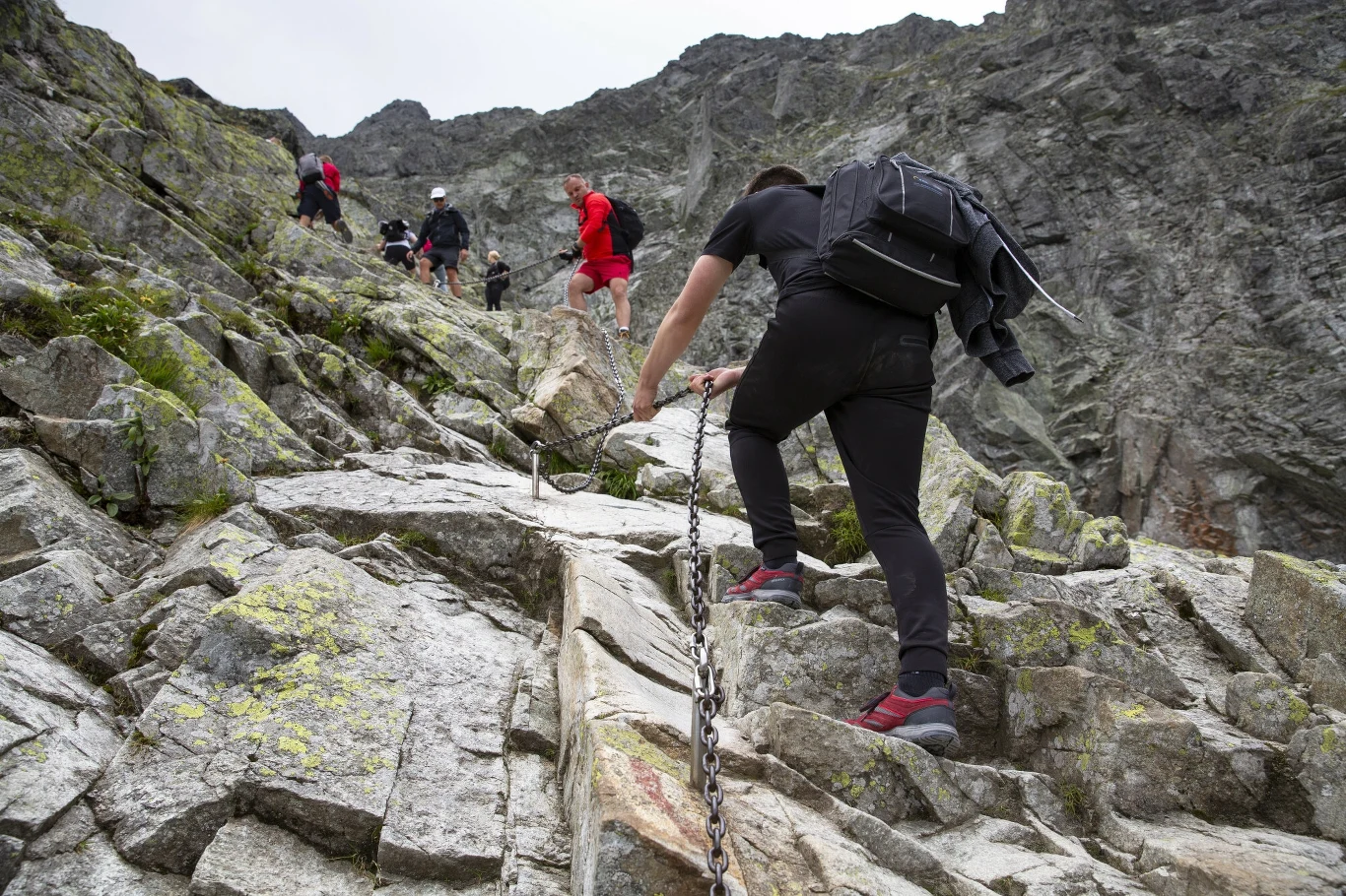 Elementy asekuracyjne są zamontowane po to, żeby ułatwić przejście przez obszar trudniejszy