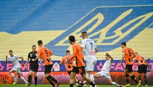 Dynamo Kijów (w białych strojach) gra z Szachtarem Donieck na Arenie Lwów w sezonie 2023/24