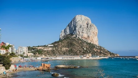 Hiszpańskie miasteczko Calpe cieszy się dużym zainteresowaniem wśród turystów. Odpoczywający muszą jednak pamiętać o najnowszych ograniczeniach. Inaczej mogą zapłacić karę.