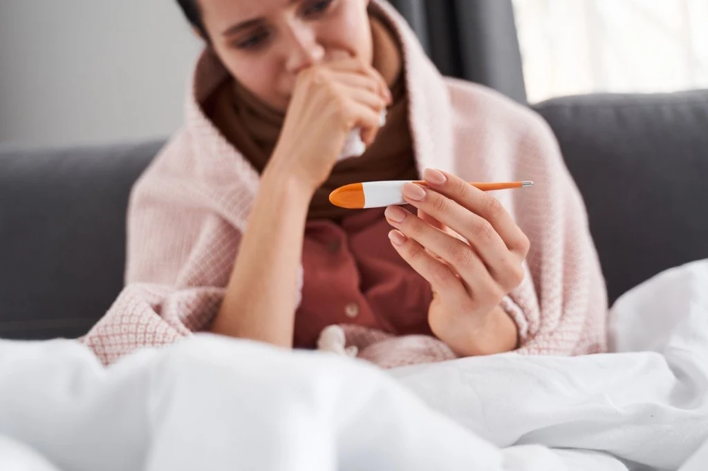 W przypadku trzydniówki u dorosłych objawy mogą być bardziej dokuczliwe W przypadku trzydniówki u dorosłych objawy mogą być bardziej dokuczliwe