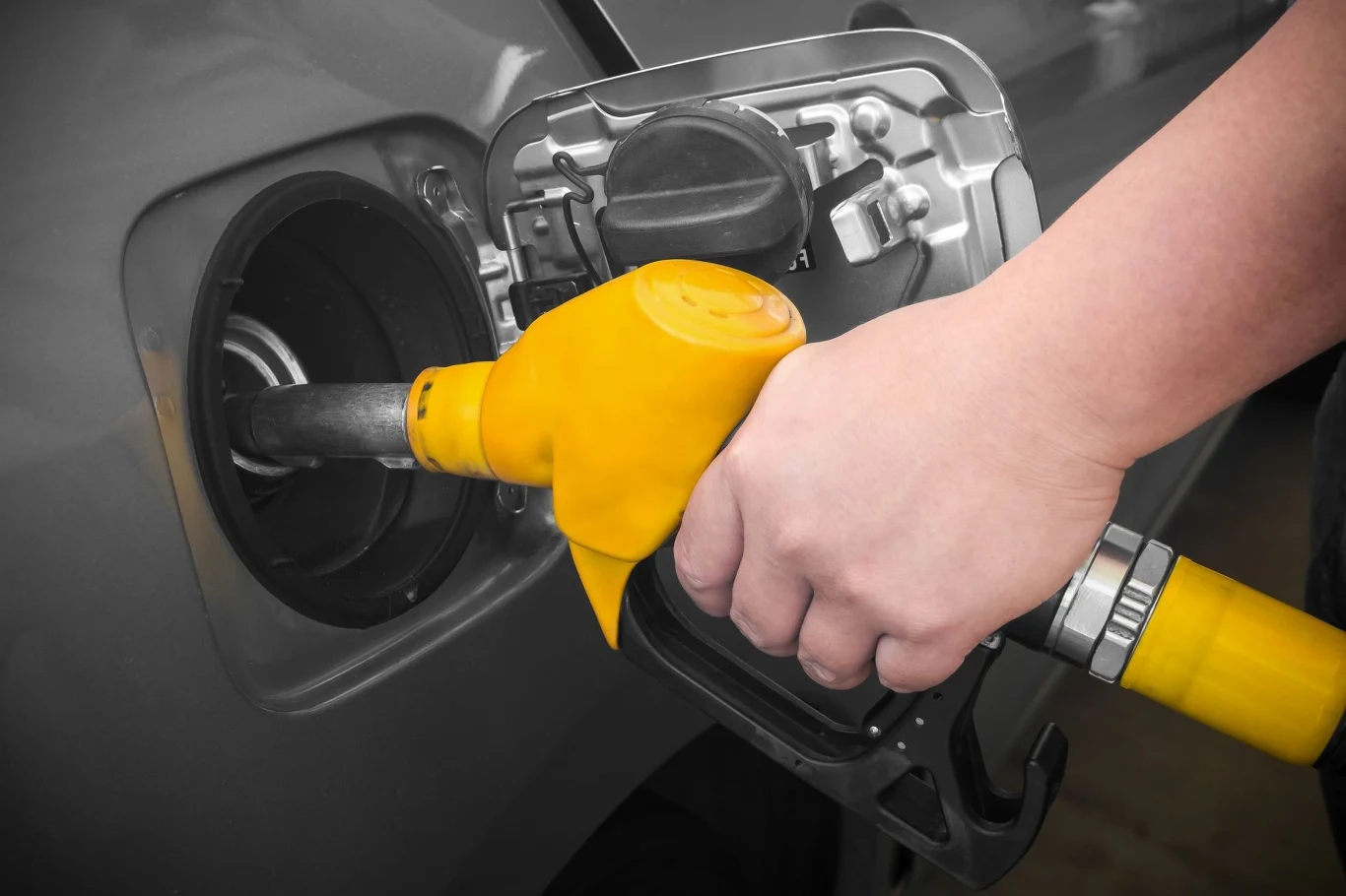 Zanieczyszczone paliwo na stacjach - jak rozpoznać i co robić? Skontrolowano paliwo na polskich stacjach. Jest gorzej niż rok wcześniej.