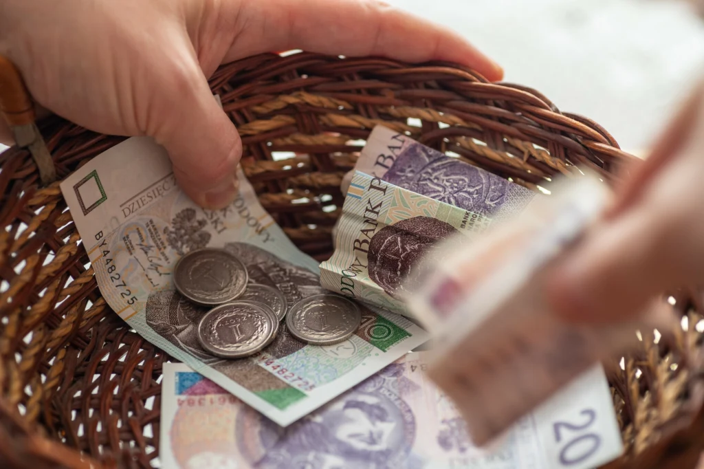 Ukradł kasetkę z pieniędzmi po mszy. Duchowny ruszył w pogoń   