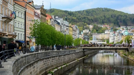 Gdzie najlepiej wybrać się do sanatorium zimą? Karlowe Wary zachwycają widokami i gorącą wodą leczniczą