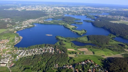Panorama miasta Olsztyn z powietrza. W okolicy znajduje się aż 11 jezior, a ostatnio dołączyło do nich kolejne