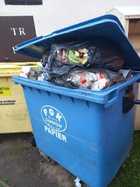 Altana śmietnikowa w zabudowie wielorodzinnej, gdzie odpady nie są zbierane selektywnie. Źródło: UM Zambrów