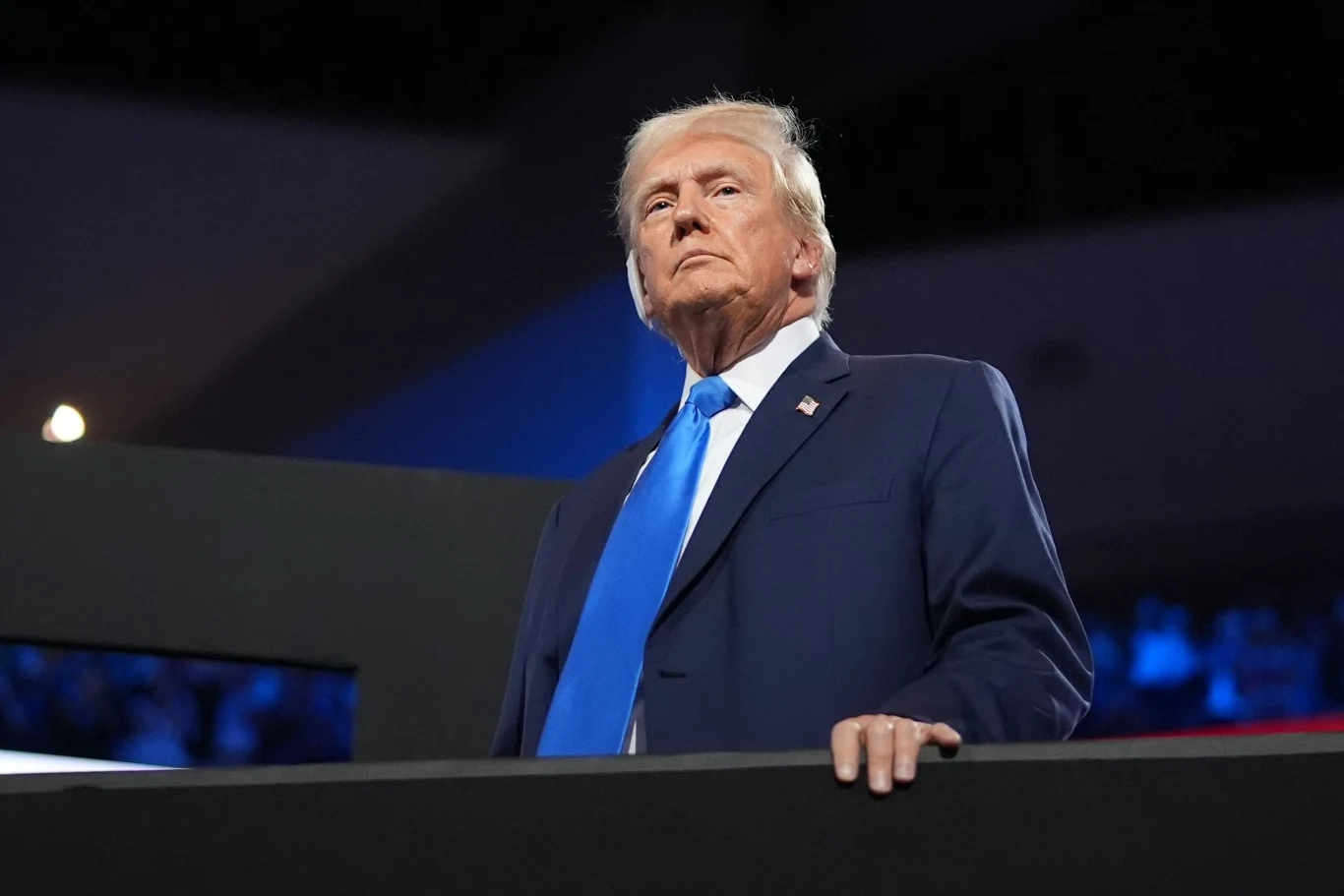 Donald Trump nazywa politykę klimatyczną, w tym samochody elektryczne, "bezsensownym nowym zielonym oszustwem".