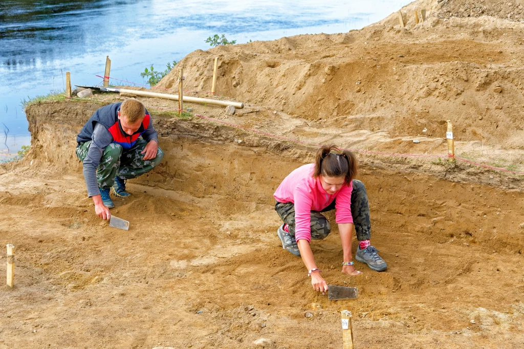 Archeolodzy liczą, że otwarcie wykopalisk pomoże w rozwikłaniu zagadki kamiennego oblicza (ilustracja poglądowa)