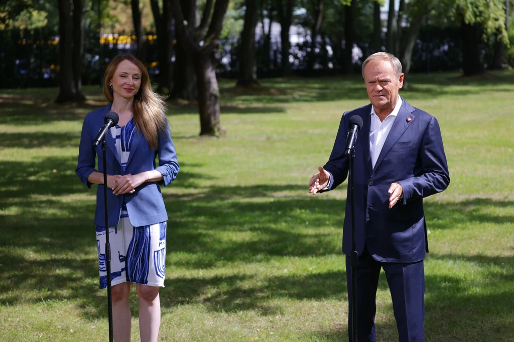 Premier Donald Tusk i minister rodziny, pracy i polityki społecznej Agnieszka Dziemianowicz-Bąk