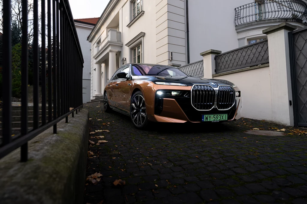 BMW i7 M70 xDrive to luksusowy pocisk. Ma wielki telewizor i osiąga "setkę" w 3,7 sekundy.