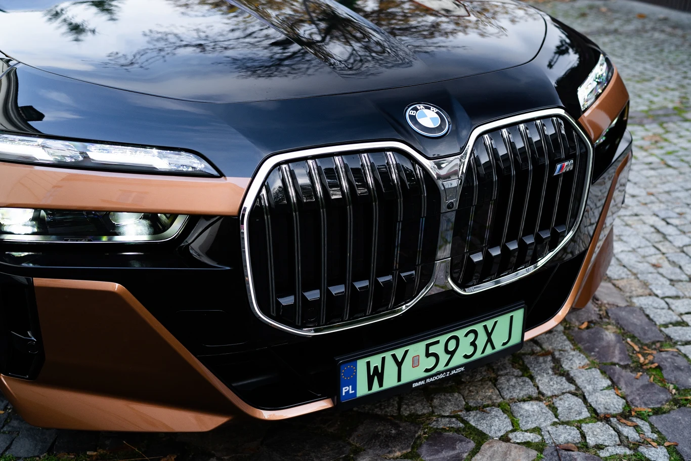 Grill w nowym BMW serii 7 rozświetla się po zmroku. To pierwsza rzecz, na którą przechodnie zwracają uwagę.