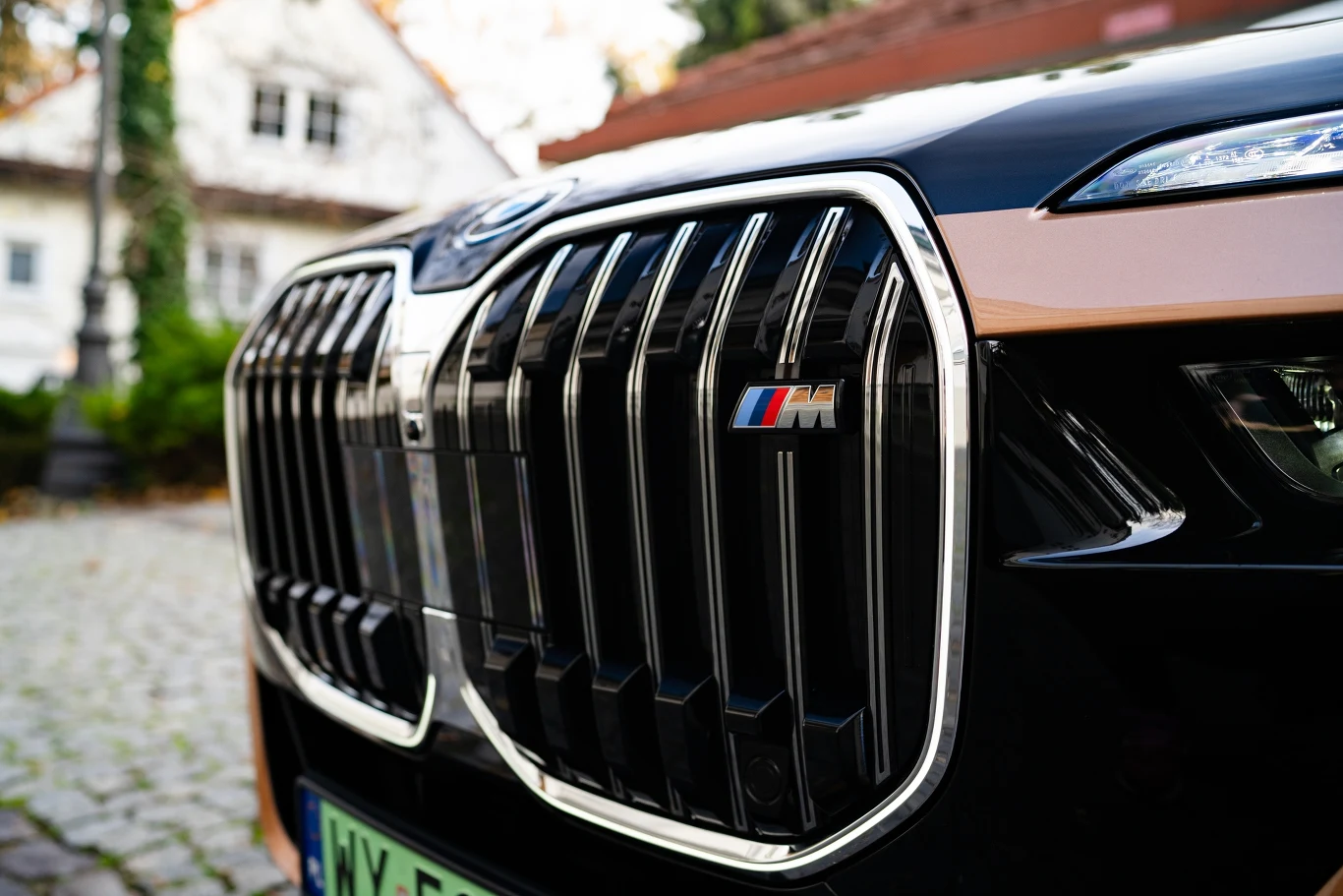 W potężnym grillu schowane są czujniki, kamery i radary. Zbierane informacje pozwalają dopasować pracę zawieszenia do panujących na drodze warunków.