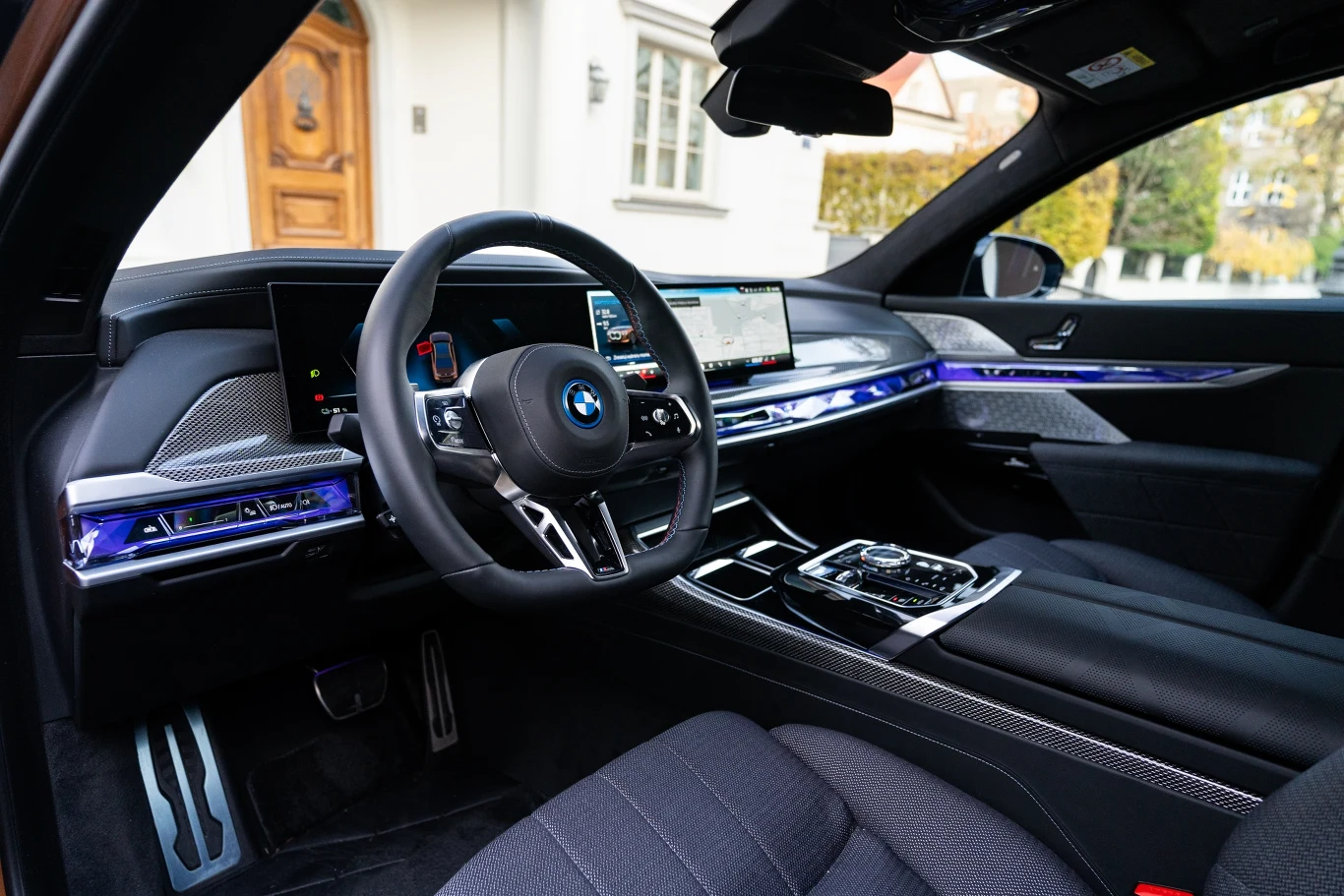 Wnętrze BMW serii 7 zdobią wielkie ekrany i podświetlane listwy.