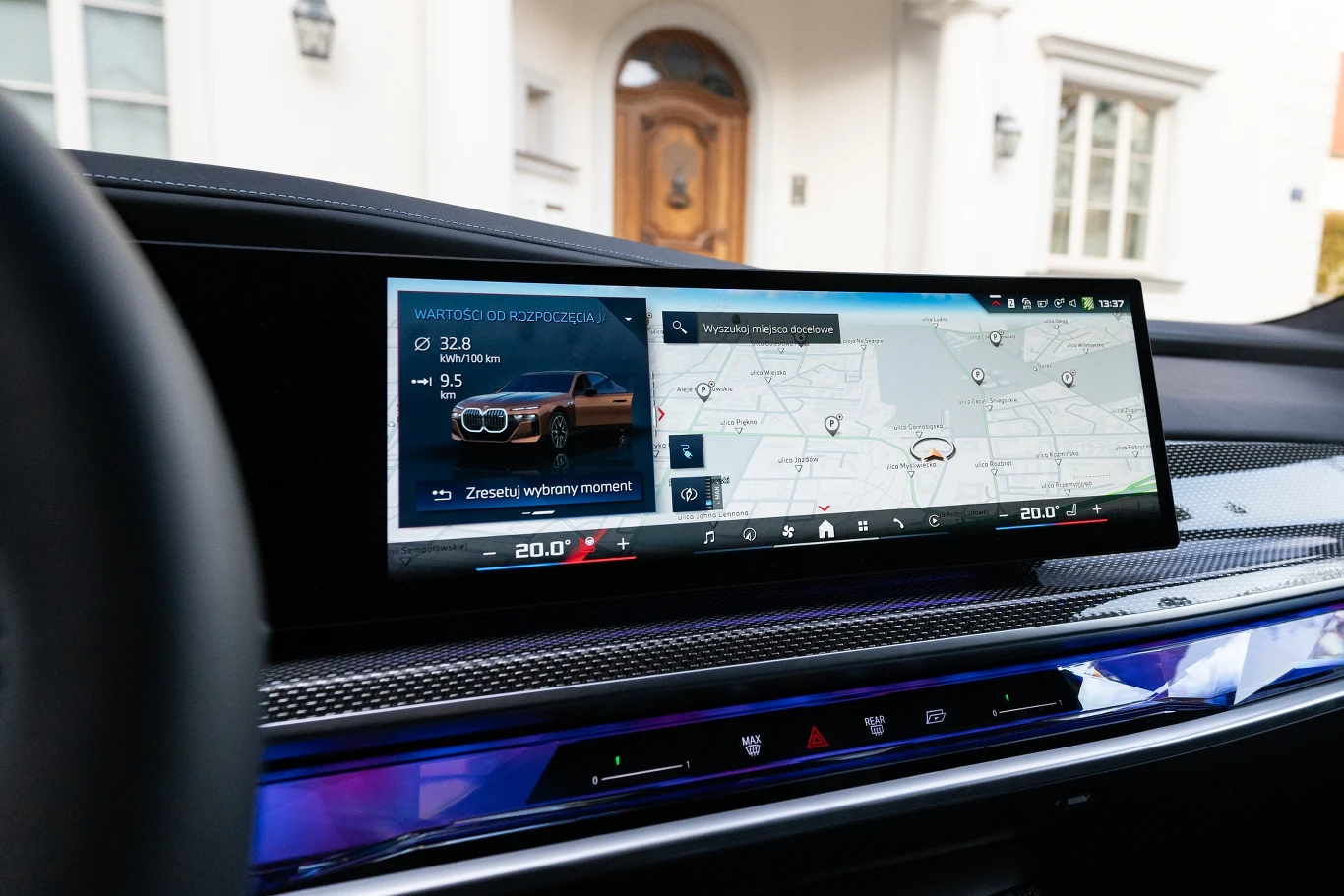 Centralny ekran jest skierowany w stronę kierowcy. Wyświetlane informacje można dopasować do swoich preferencji.