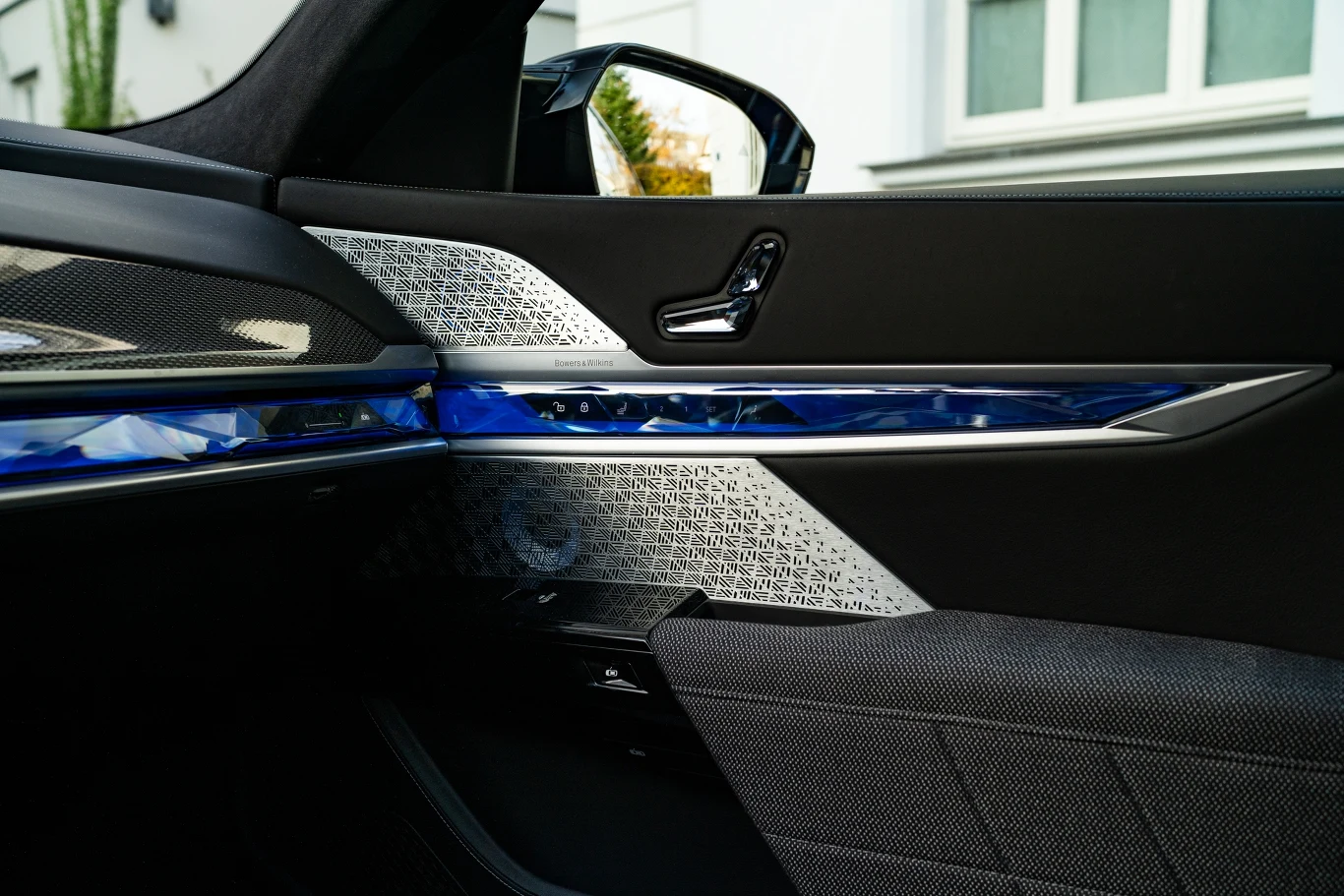 W kabinie BMW serii 7 znajdziemy elementy ze szkła, aluminium oraz włókna węglowego.