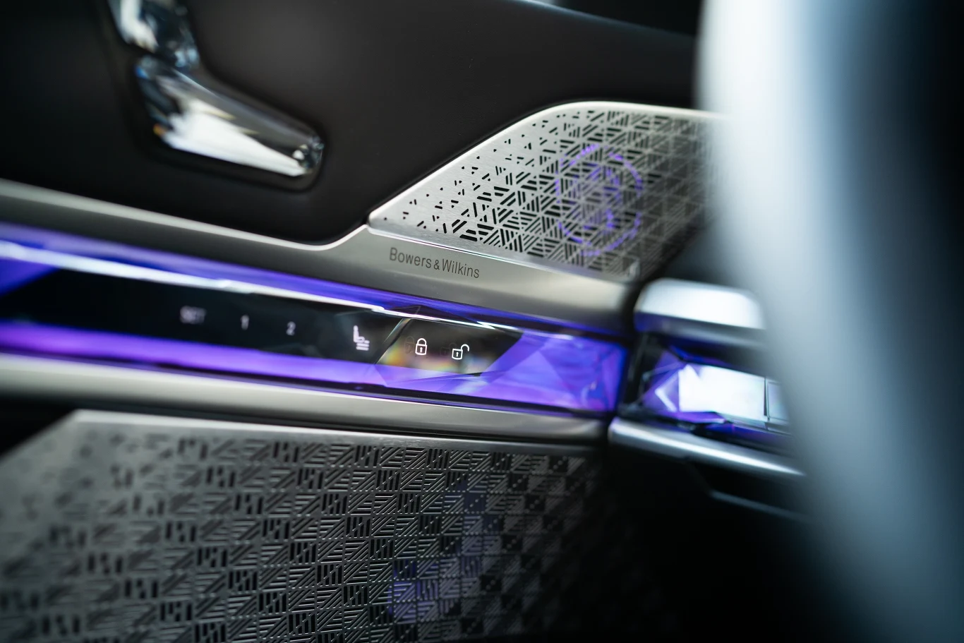 Opcjonalne nagłośnienie z 35 głośnikami to wydatek rzędu 30 tys. zł. To opcja jak najbardziej warta swojej ceny.