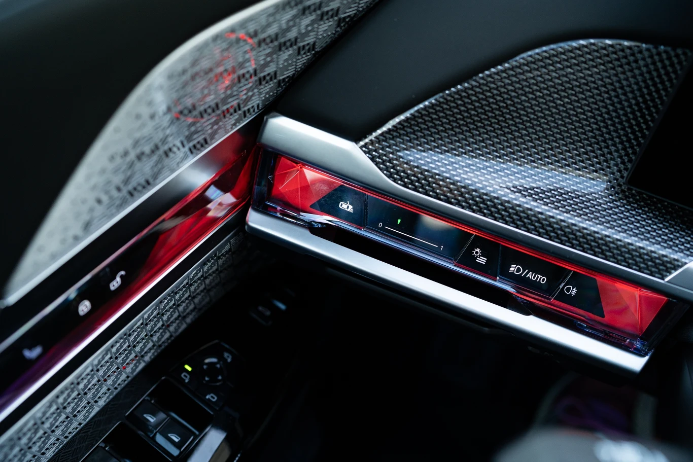 Drzwi w nowym BMW serii 7 można otworzyć manualnie lub automatycznie. Nad bezpieczeństwem czuwają czujniki zamontowane w drzwiach i w progach.