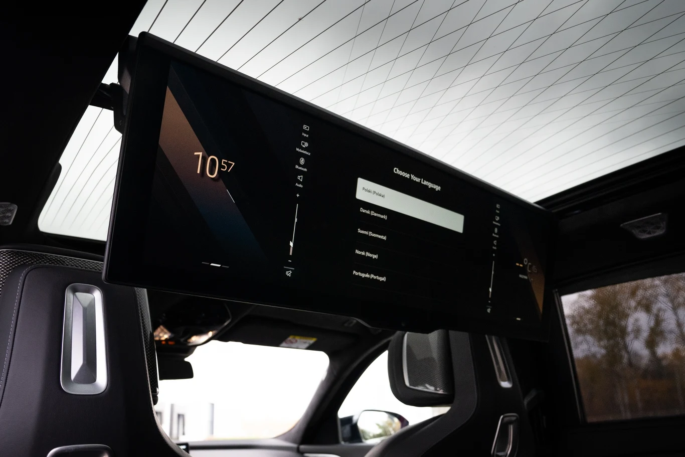 Opcjonalny 31-calowy ekran robi na pasażerach największe wrażenie. Aktywując tryb "Kino" telewizor wysuwa się w kierunku tylnej kanapy.