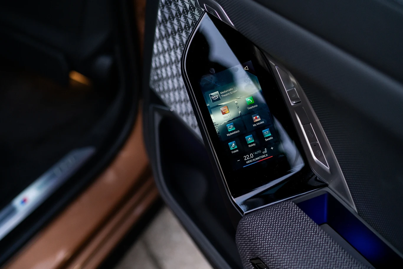 Funkcjami samochodu możemy sterować z poziomu kanapy za pomocą ekranów wbudowanych w tylne drzwi.