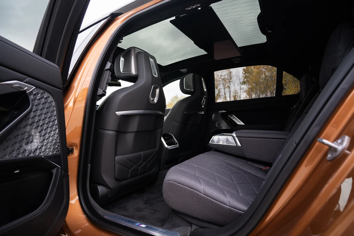 Tylny rząd to najważniejsze miejsce w nowym BMW serii 7. To tu dzieje się cała magia.