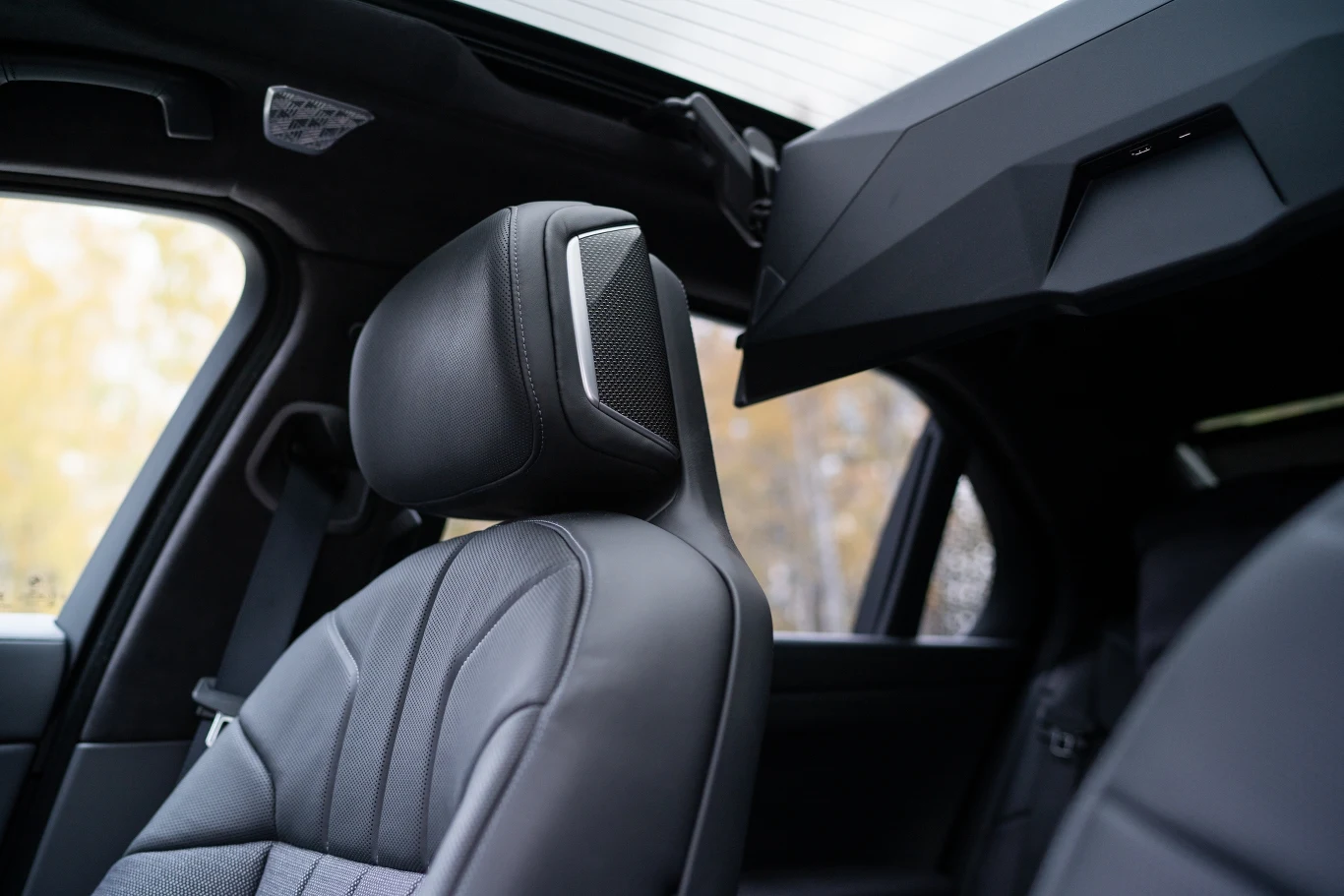 W oparciach wszystkich foteli wbudowane są głośniki. Dźwięk można poczuć nie tylko uszami, ale także plecami.