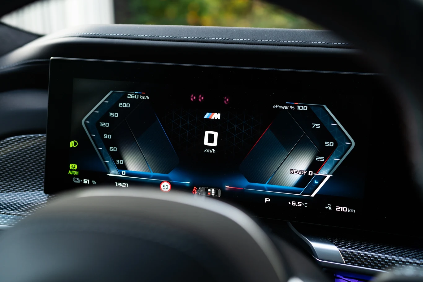 BMW i7 M70 xDrive rozpędza się do pierwszej "setki" w 3,7 sekundy. Pod prawą nogą mamy 659 KM i 1015 Nm momentu obrotowego.