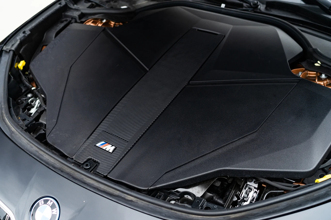 Bagażnik BMW i7 M70 mierzy 500 litrów. Pod maską nie znajdziemy dodatkowego miejsca na przechowywanie przewodów do ładowania.