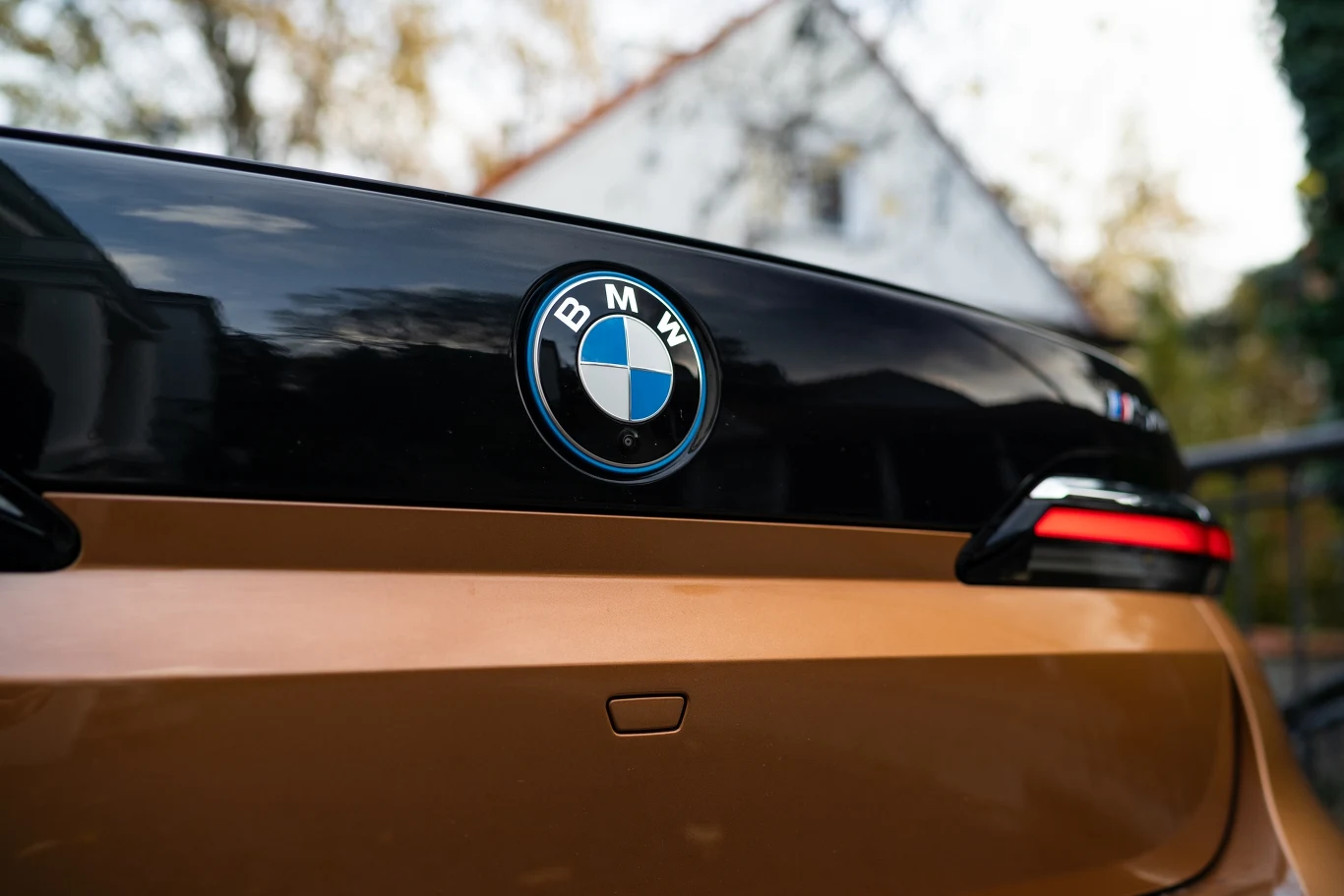 Spryskiwacz tylnej kamery cofania jest schowany w logo umieszczonym na szczycie klapy bagażnika.