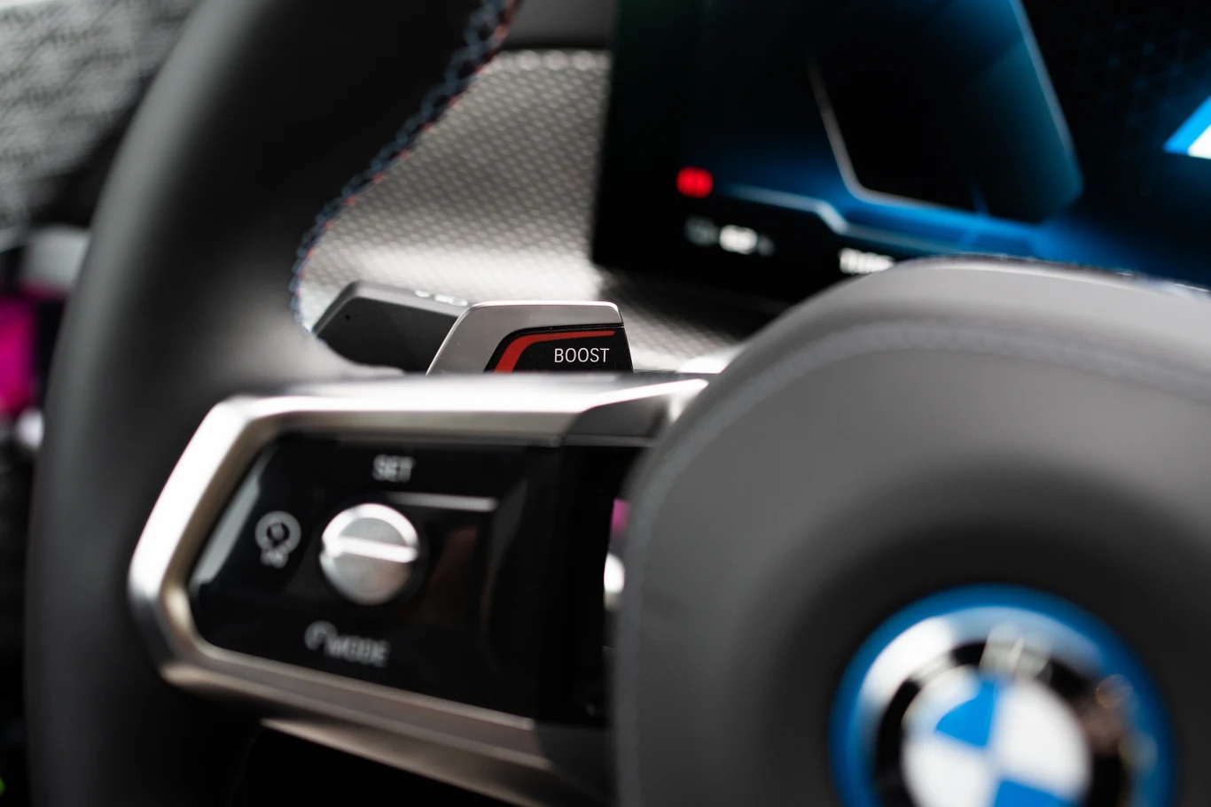 Przycisk "Boost" na prawej łopatce na kilka sekund wprowadza auto w program pełnej gotowości. Po aktywacji auto na kilkanaście sekund oferuje maksymalne osiągi.