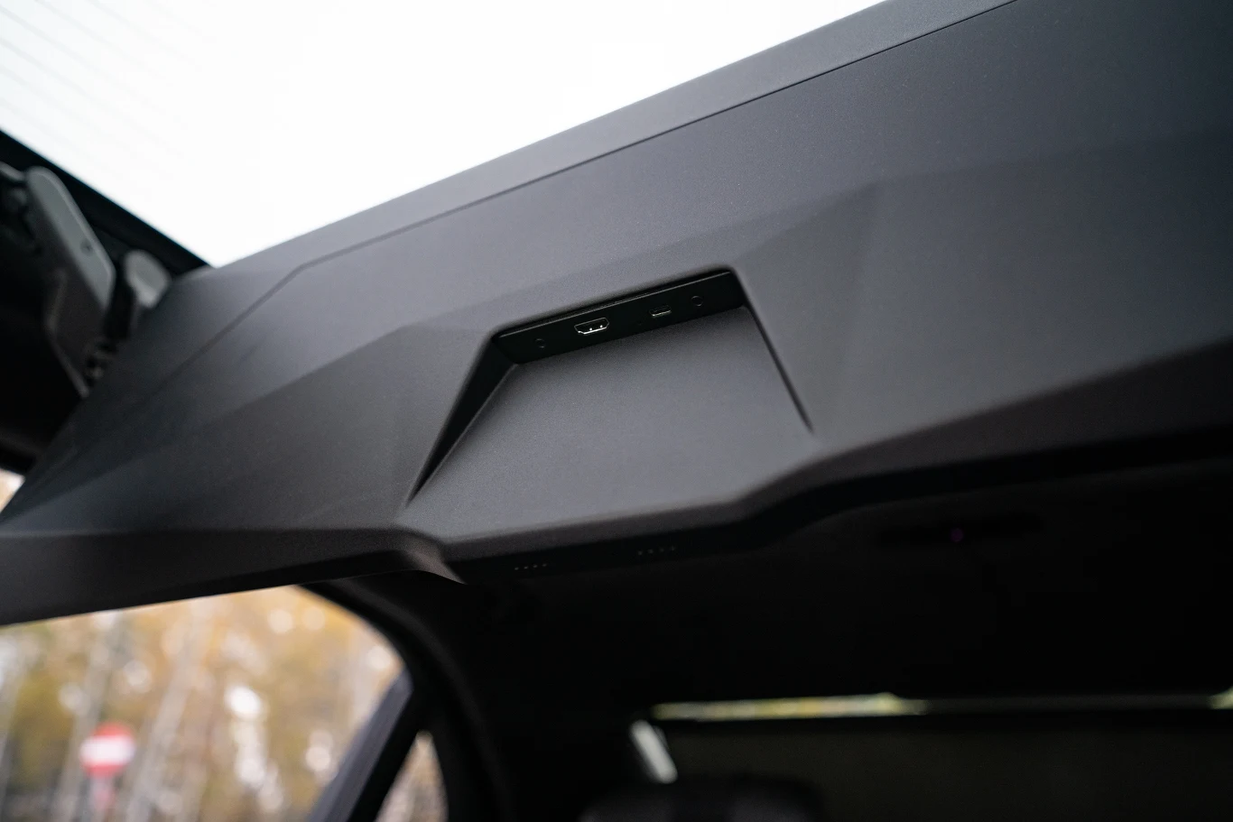 Do 31-calowego telewizora można podłączyć urządzenia zewnętrzne tj. komputer lub konsolę do gier.