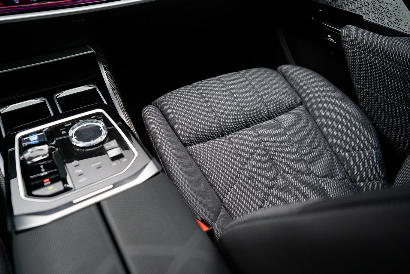 BMW serii 7 można zamówić z tapicerką wykonaną z ekologicznej skóry lub częściowo pokrytą wełną i kaszmirem.