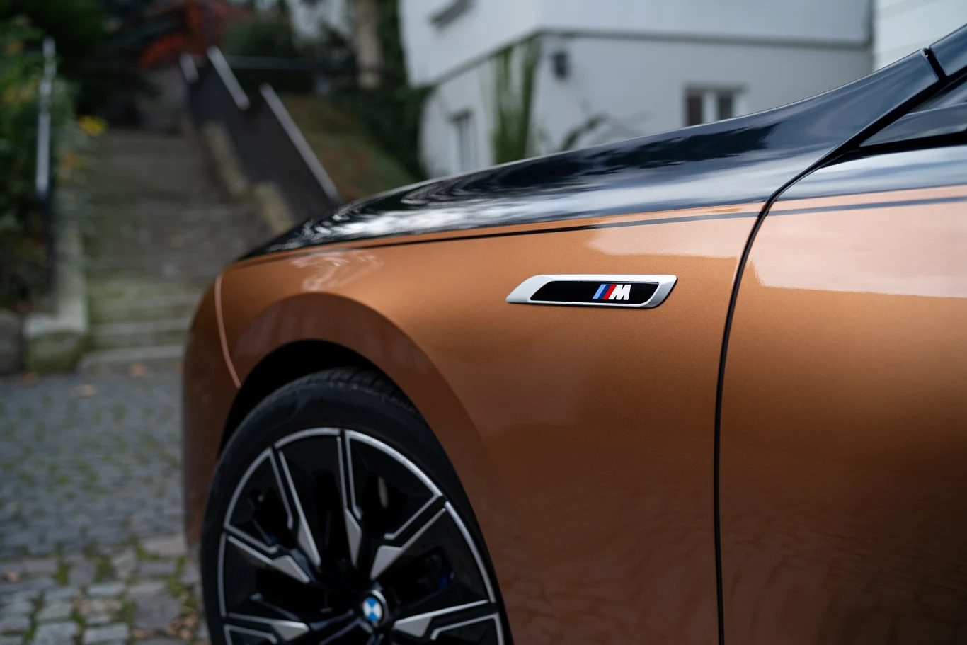 Najmocniejszy wariant elektrycznej limuzyny rozpoznamy m.in. po oznaczeniu na przednich błotnikach.