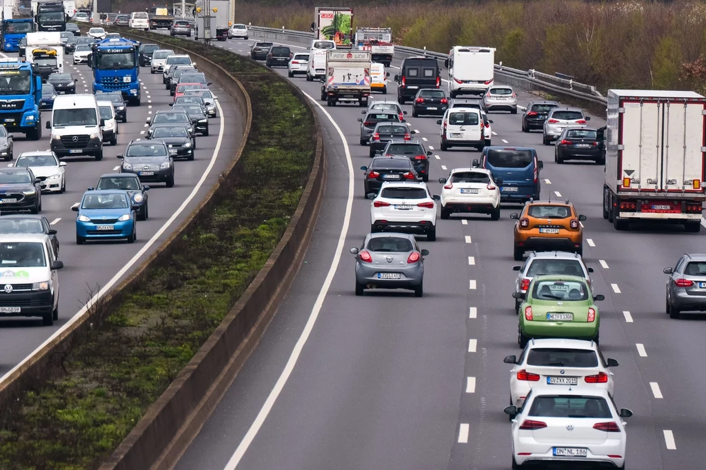 Wyniki najnowszego badania wskazują, że większość ankietowanych chce wprowadzenia ograniczeń prędkości na niemieckich autostradach.