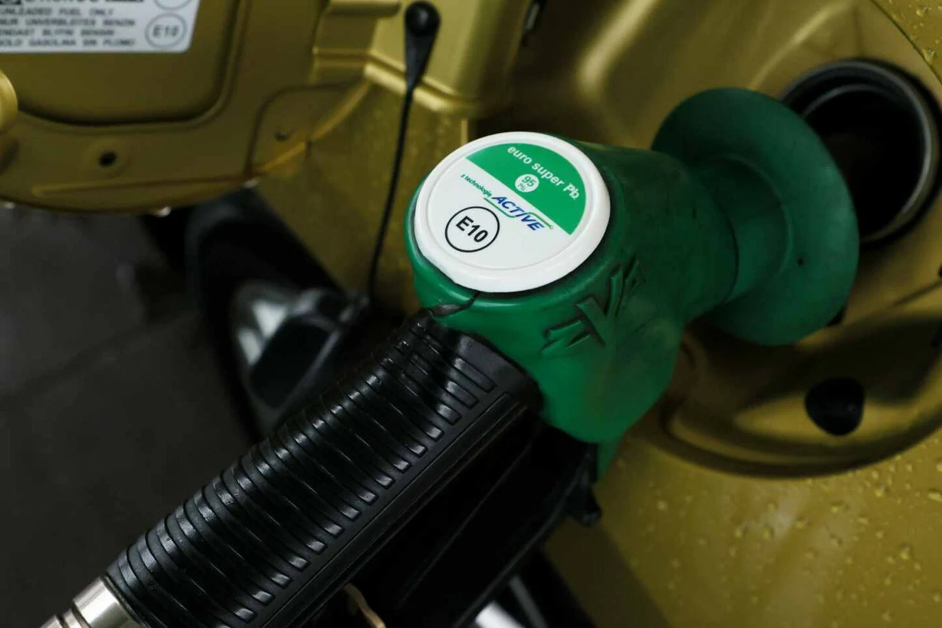 Część aut na rynku jest wyposażona w jednostki benzynowe, w których stosowanie nowego paliwa na dłuższą metę może zakończyć się awarią. Czy jest się czego obawiać? Część aut na rynku jest wyposażona w jednostki benzynowe, w których stosowanie nowego paliwa na dłuższą metę może zakończyć się awarią. Czy jest się czego obawiać?