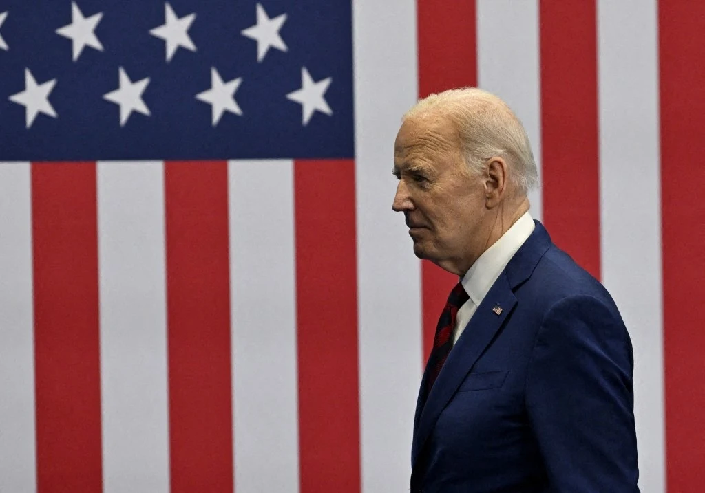 Joe Biden ugiął się pod naciskiem partyjnych liderów, darczyńców oraz mainstreamowych mediów i wycofał z wyścigu o prezydenturę