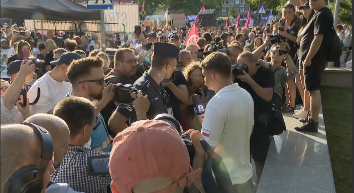 Policja podeszła przed scenę na prośbę organizatorów 