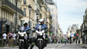 Turyści szturmują Paryż. Wojsko i policja na ulicach, wszędzie barierki