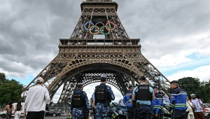 Policjanci pod Wieżą Eiffla