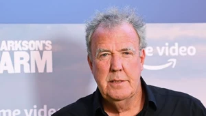 Clarkson chroni się przed turystami. Pomagają mu pszczoły