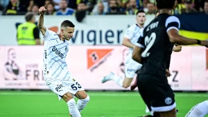 Sebastian Szymański (z lewej) w meczu z FC Lugano