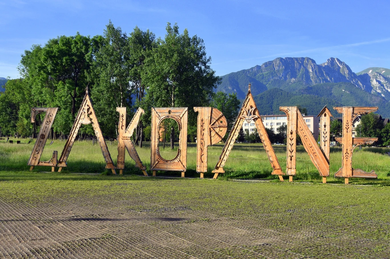 Zakopane oferuje liczne atrakcje dla całych rodzin. Można postawić na pieszą wycieczkę, odpocząć na kąpielisku, a także spędzić rodzinnie czas w Centrum Edukacji Przyrodniczej Tatrzańskiego Parku Narodowego. Możliwości jest naprawdę sporo. 