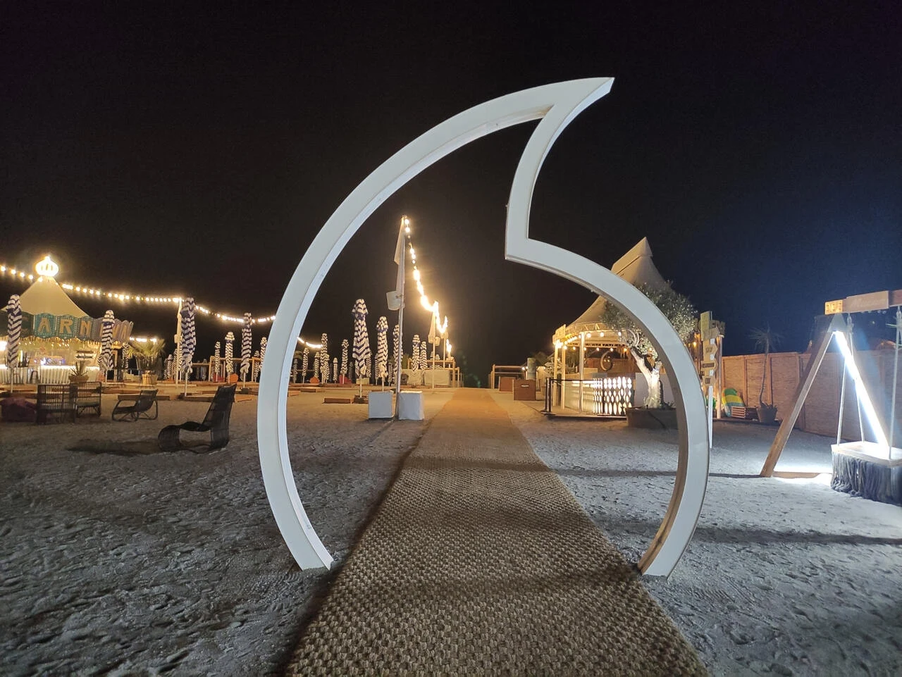 Plaża w jednym z klubów tanecznych w Mamai