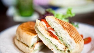 Kanapka jak z włoskiej kafejki. Ta z zielonym pesto przebija wszystkie inne