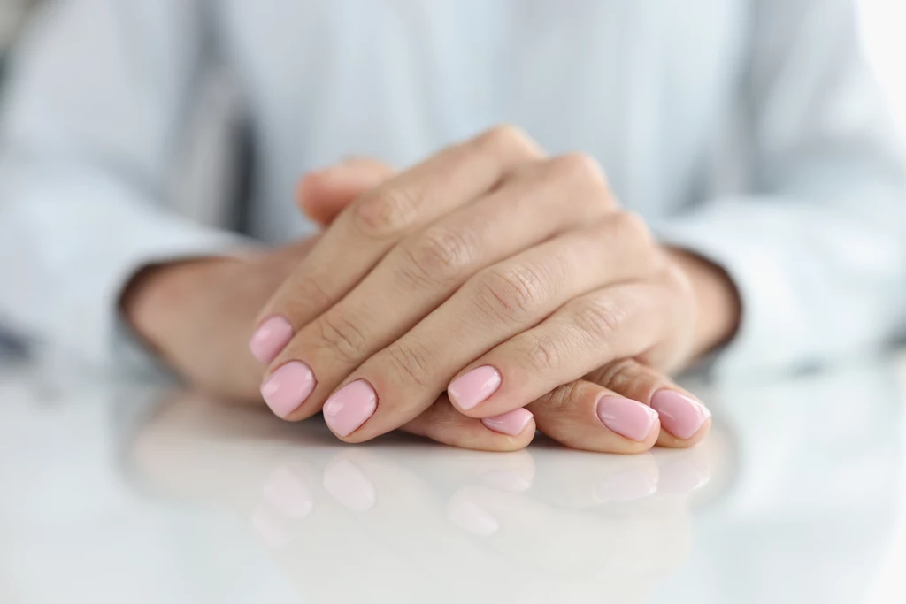 Włoski manicure optycznie wydłuża paznokcie. Jak go zrobić? 